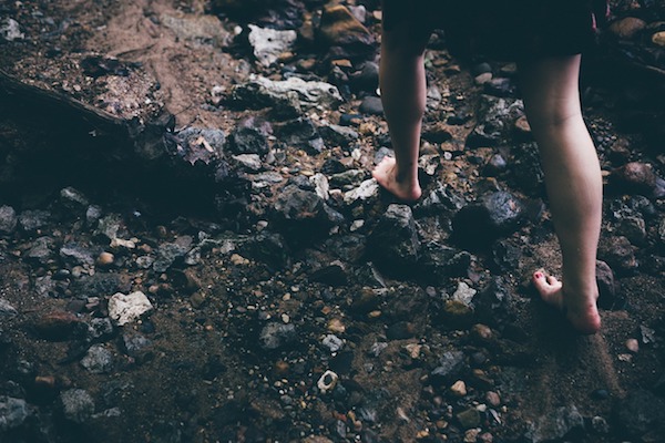 camminare a piedi nudi