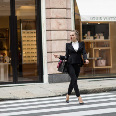 OUTFIT con un TAILLEUR NERO da utilizzare per l’ufficio