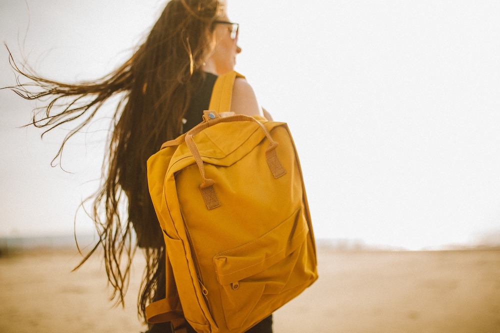 ragazza con zaino giallo