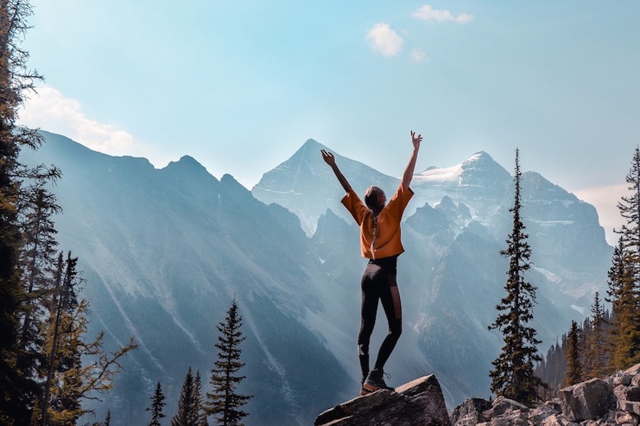 donna su una montagna. il benessere prima di tutto